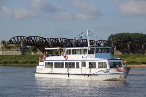 MS Elise auf der Elbe