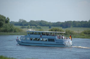 MS Elise vor der Eisenbahnbrcke