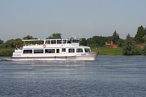 MS Elise auf der Elbe