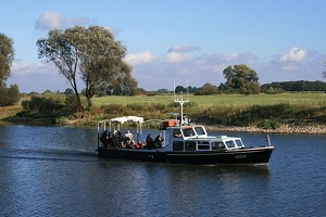 MS Hecht auf der Elbe